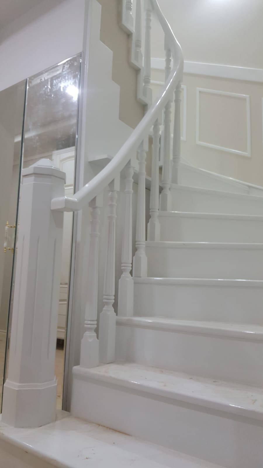 Home Lake Mutfak – beyaz lake ahşap merdiven tasarımı