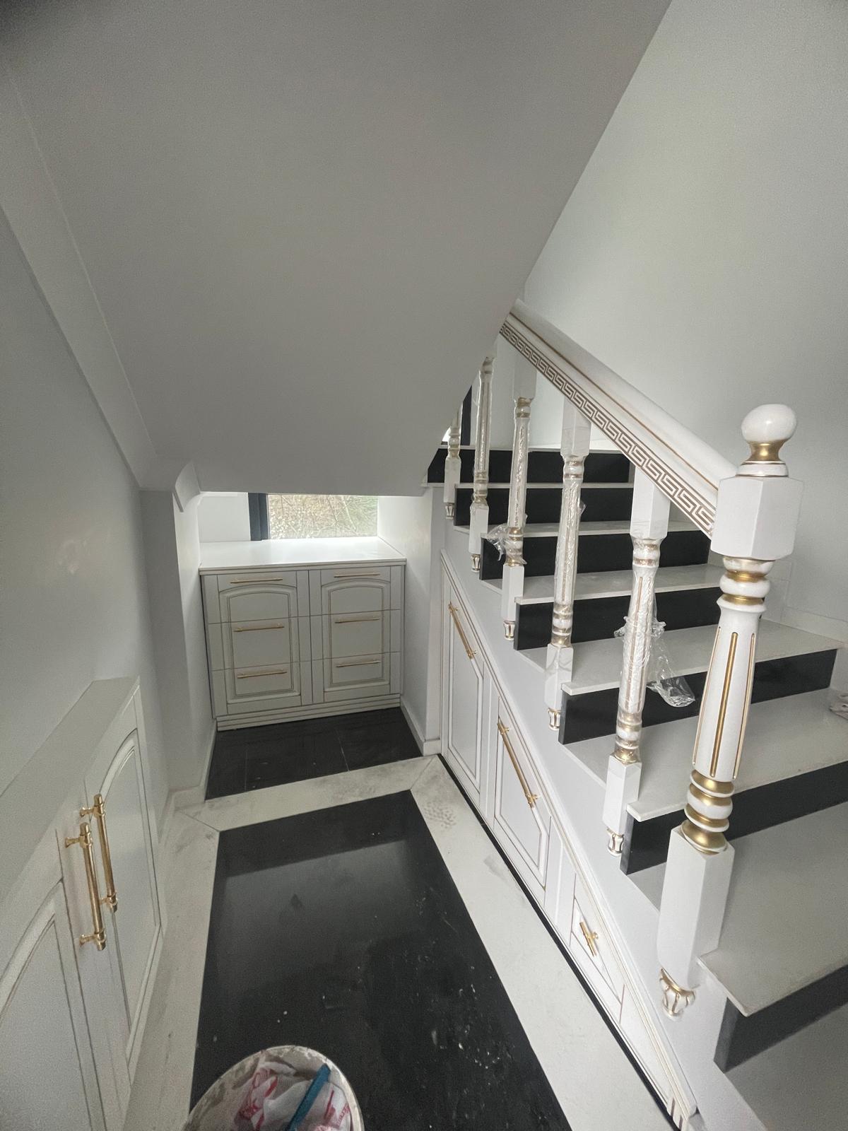 Home Siyah beyaz klasik merdiven – Lake Mutfak