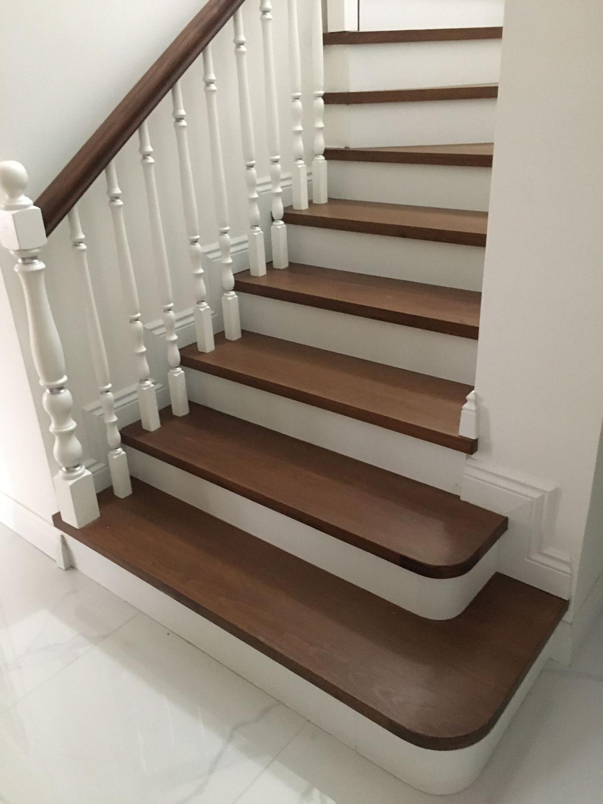 Home Ahşap basamaklı modern merdiven – Lake Mutfak